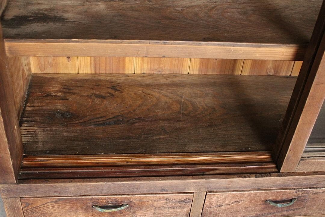 古く味のあるガラス戸棚×木製引き出し5杯