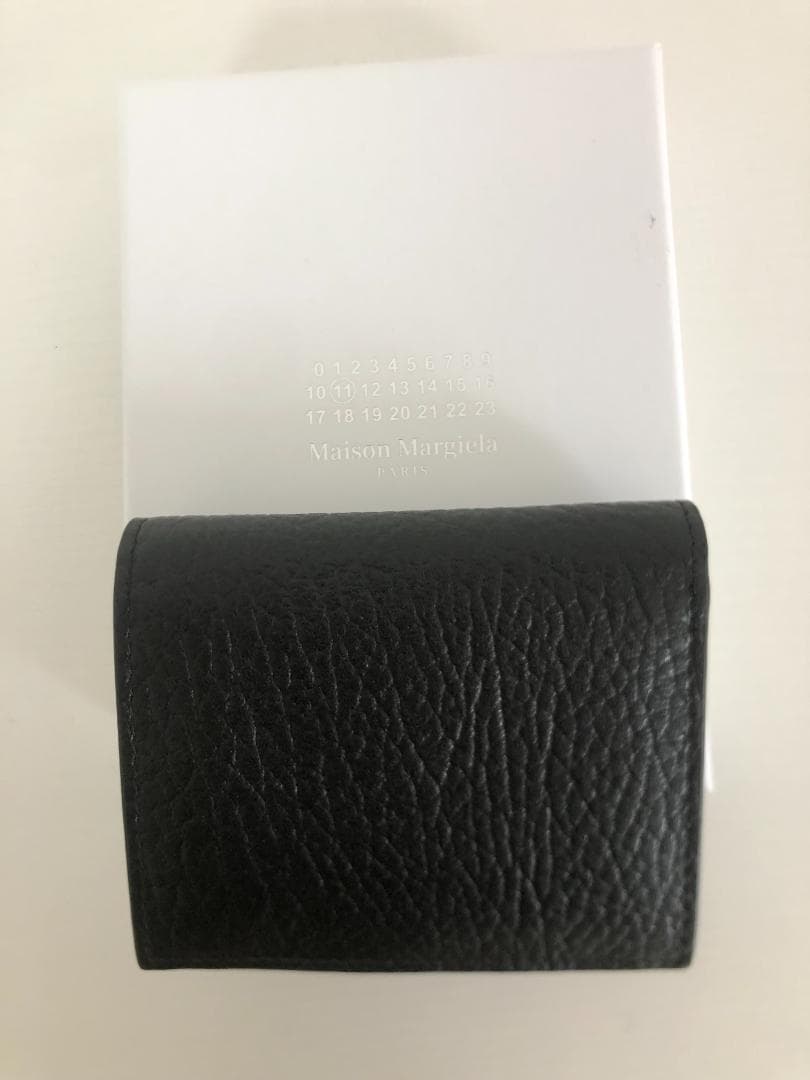 カチューシャ　銀　メタル　ヘアバンド三角経典ロゴ　レディース　ミララ　クリスタル