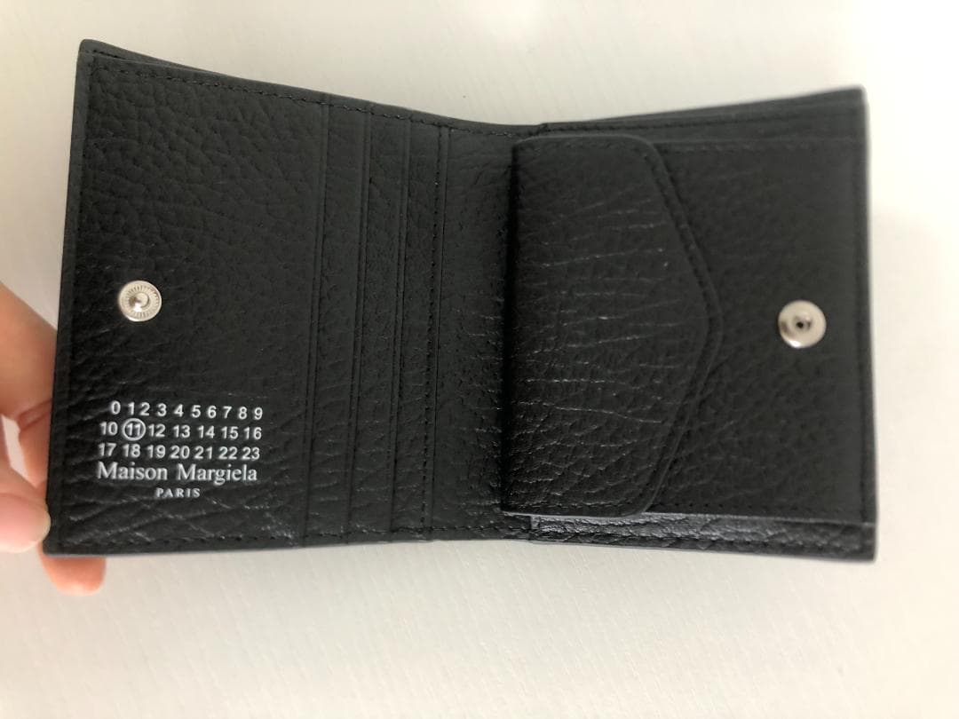 カチューシャ　銀　メタル　ヘアバンド三角経典ロゴ　レディース　ミララ　クリスタル