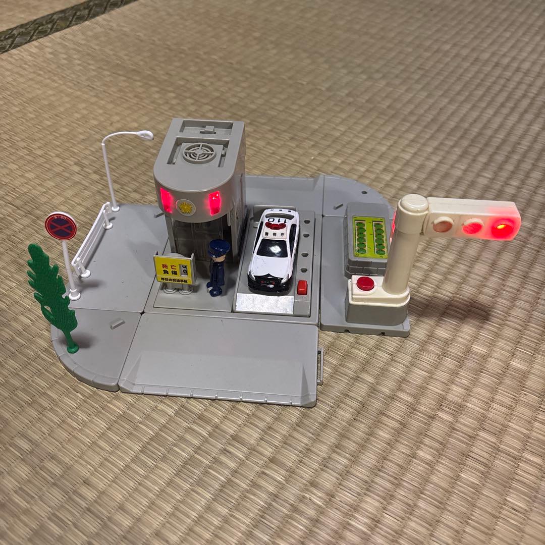 トミカ まとめ売り DXおでかけセット パノラマ バック 警察署 トレーラー