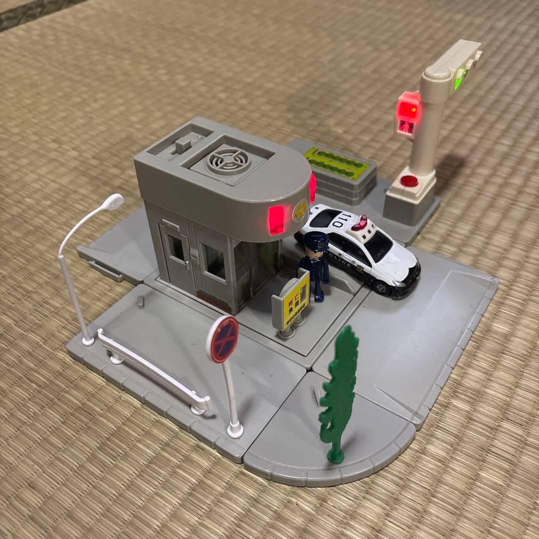 トミカ まとめ売り DXおでかけセット パノラマ バック 警察署 トレーラー