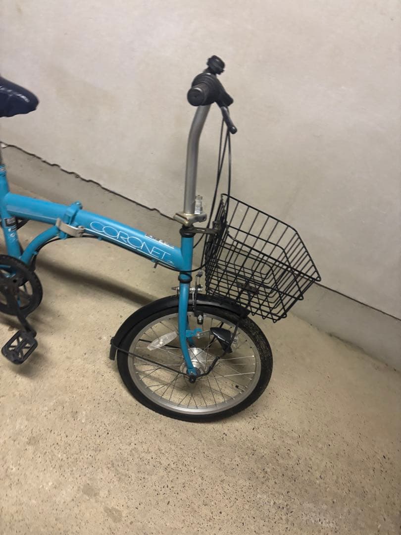 青い折りたたみ自転車 前バスケット付き