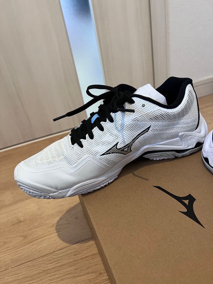 新作　ミズノ　バレーボールシューズ　ウェーブライトニング　25.5センチ