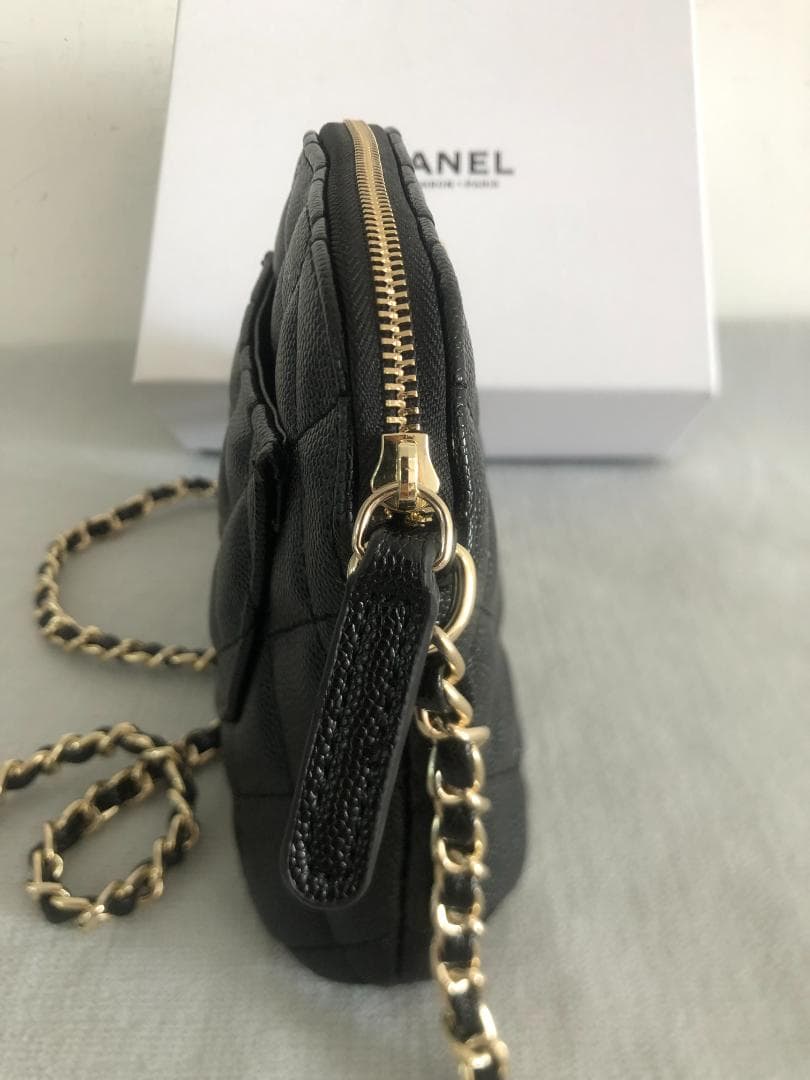 ショルダーバッグ　ノベルディー　可愛い　ゴールドロゴ　レザーバッグ　上品　女性