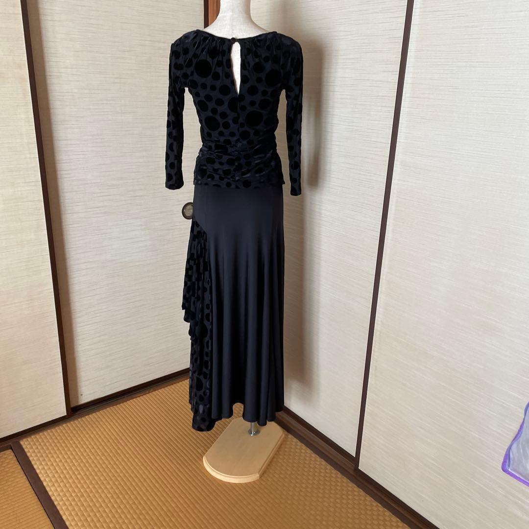 黒の水玉模様スカート