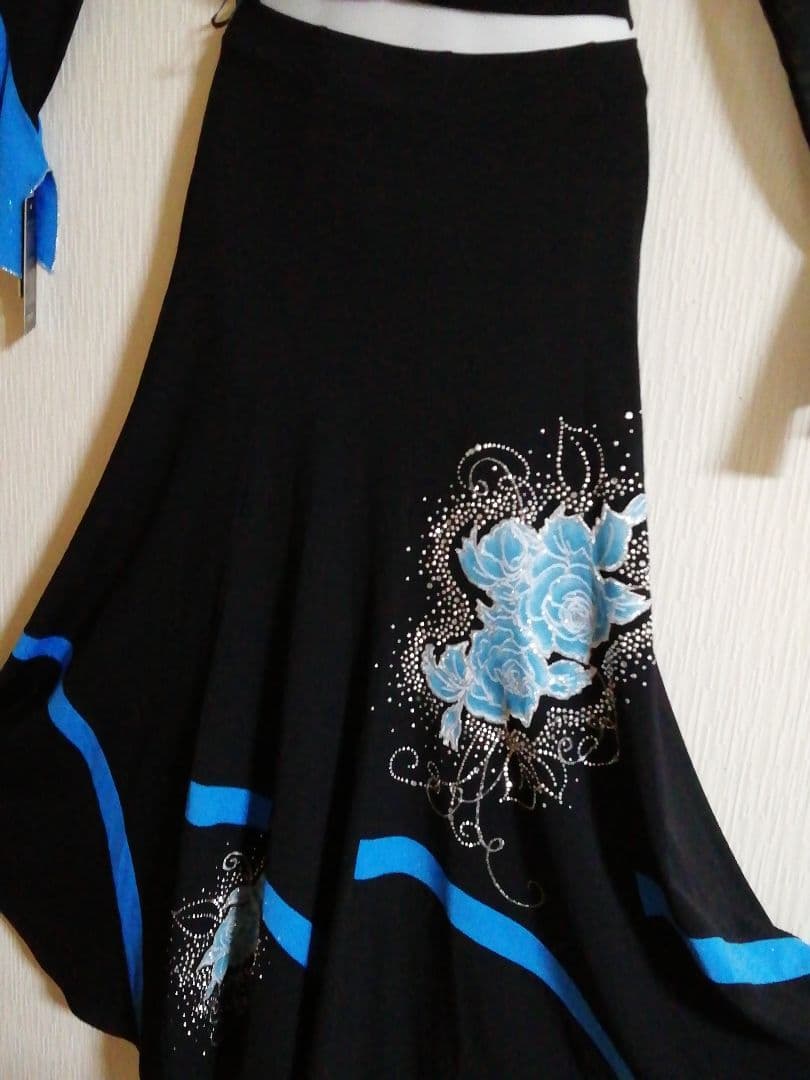 黒と青の花柄バレエトップスとスカートのセットアップ、新品