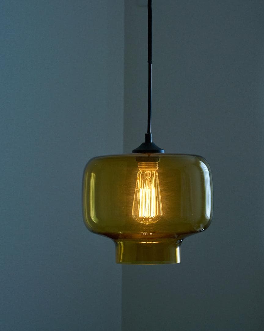 ガラスのペンダントライト アンバー色