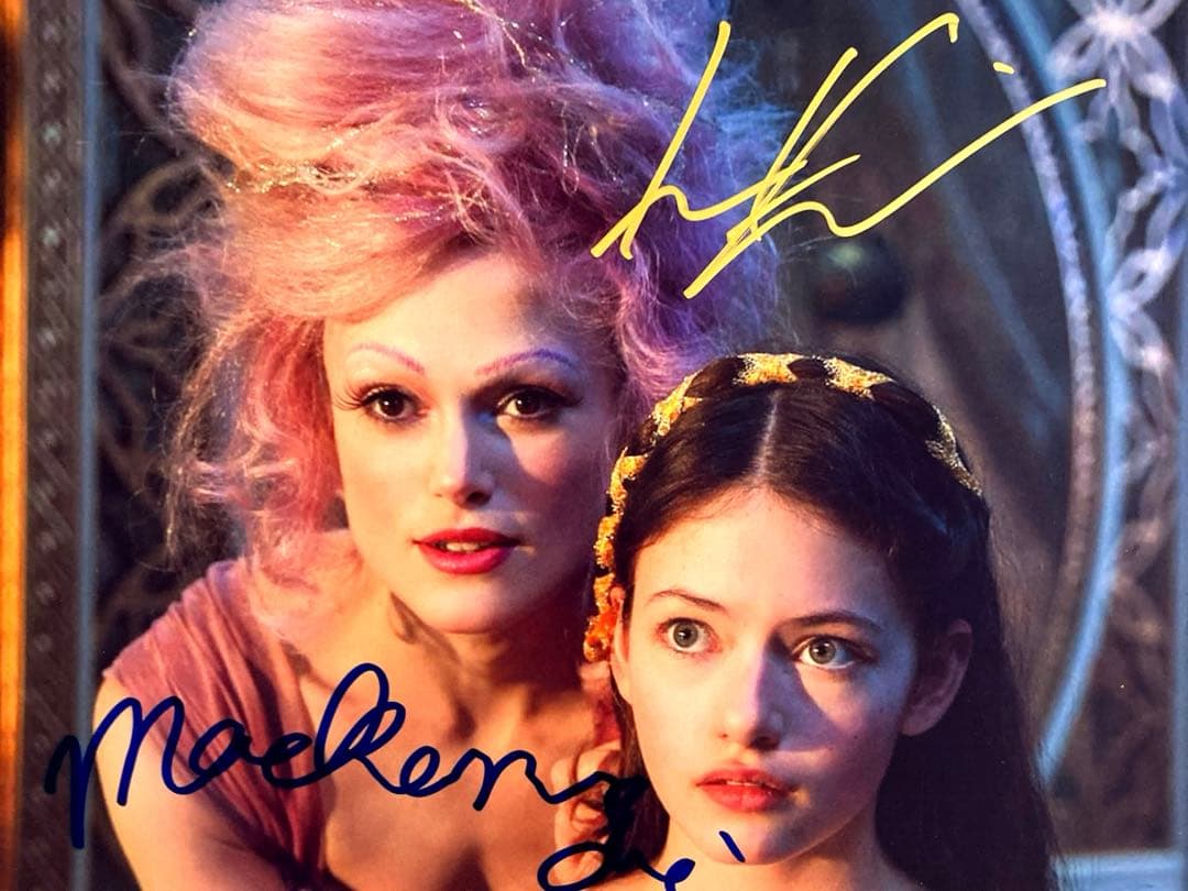 キーラ・ナイトレイとマッケンジーフォイ直筆サイン入り超大型写真