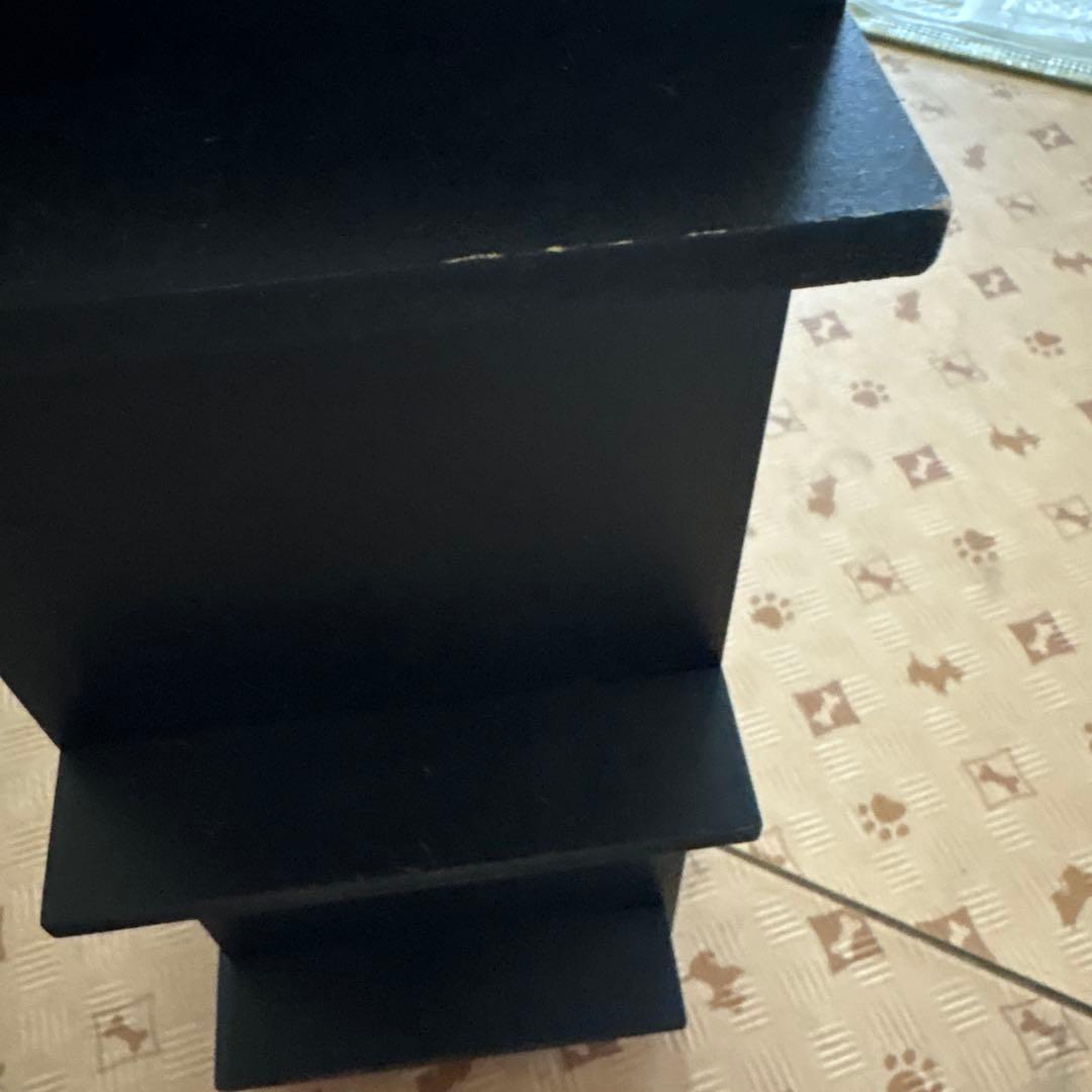 黒の木製オープンシェルフ