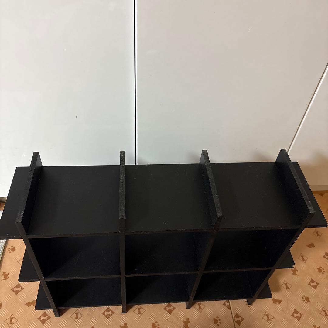 黒の木製オープンシェルフ