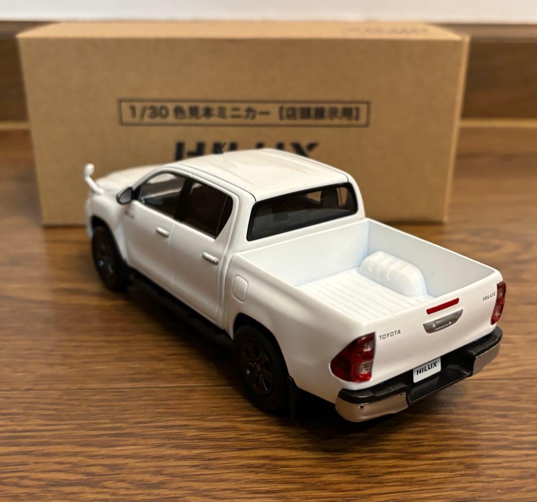 トヨタ ハイラックス スーパーホワイトⅡ 1/30 カラーサンプル 箱付【新品】