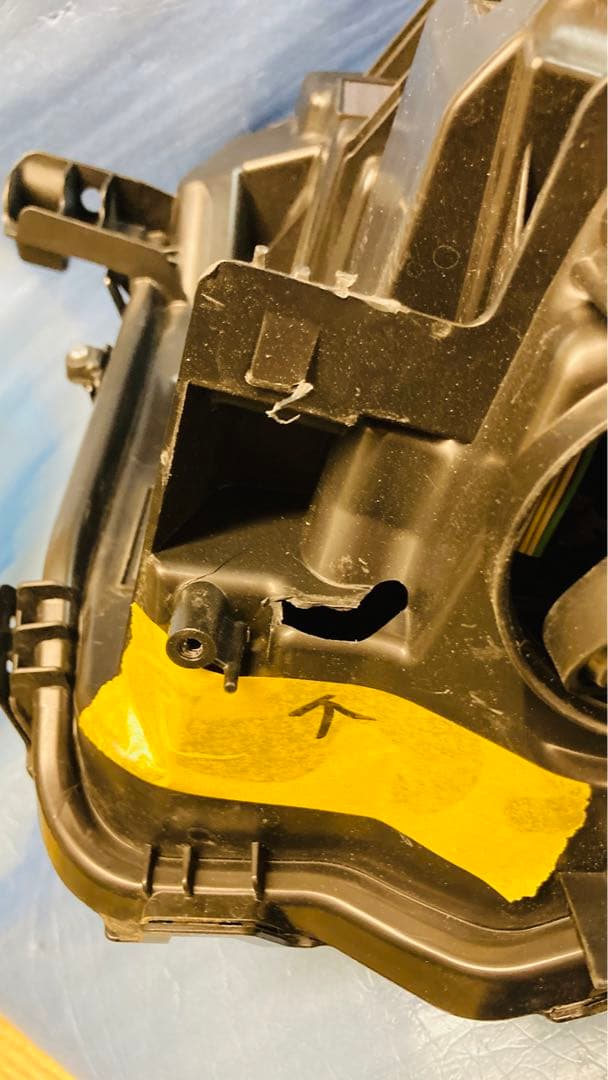 トヨタ　ヴォクシーZRA90W ヘッドライト右