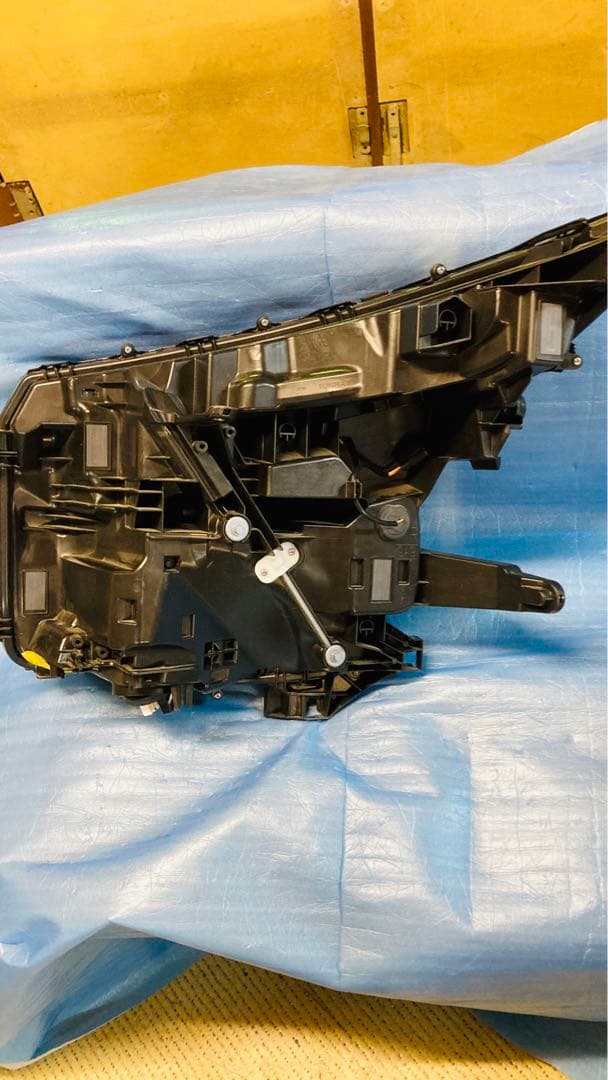 トヨタ　ヴォクシーZRA90W ヘッドライト右