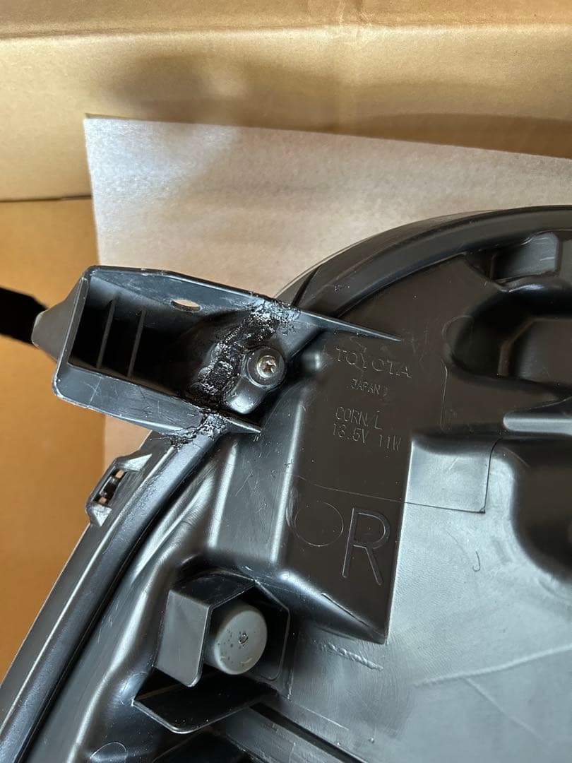 トヨタエスクァイア後期 G I右ヘッドライト　LEDヘッドライト