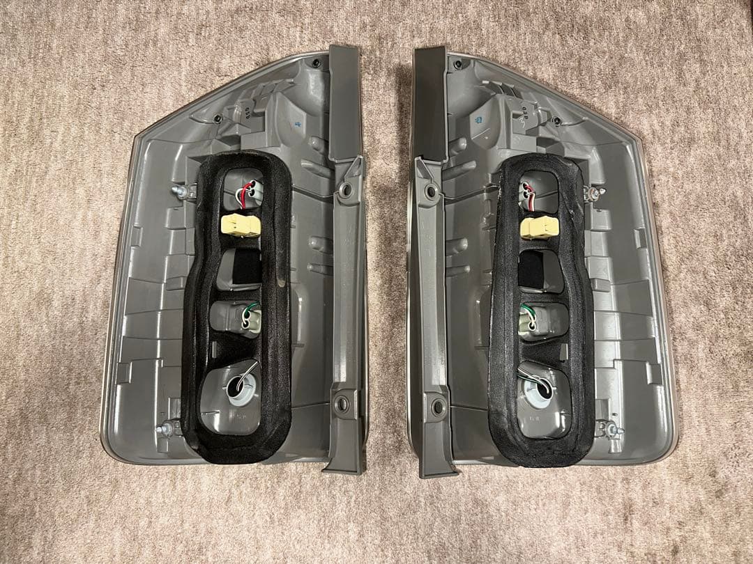 トヨタ ヴォクシー 70系 後期 SZ リアコンビネーションランプ テールライト