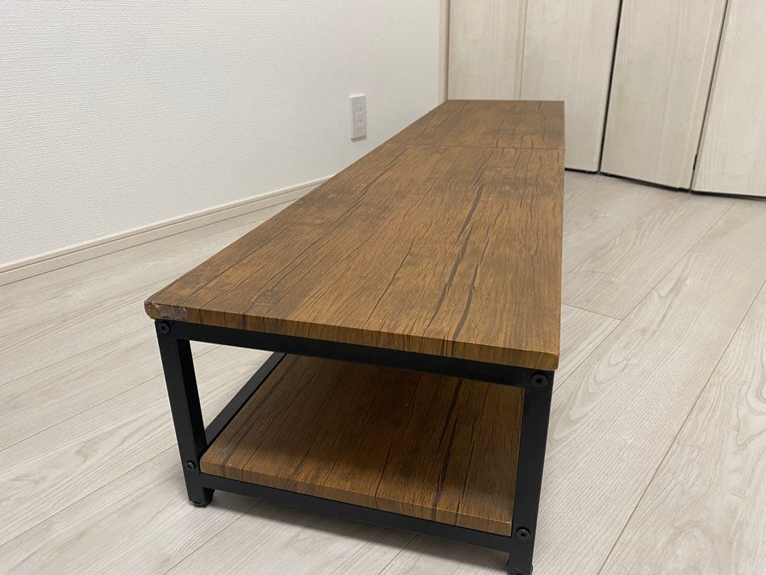 シンプルなブラウンのテレビ台