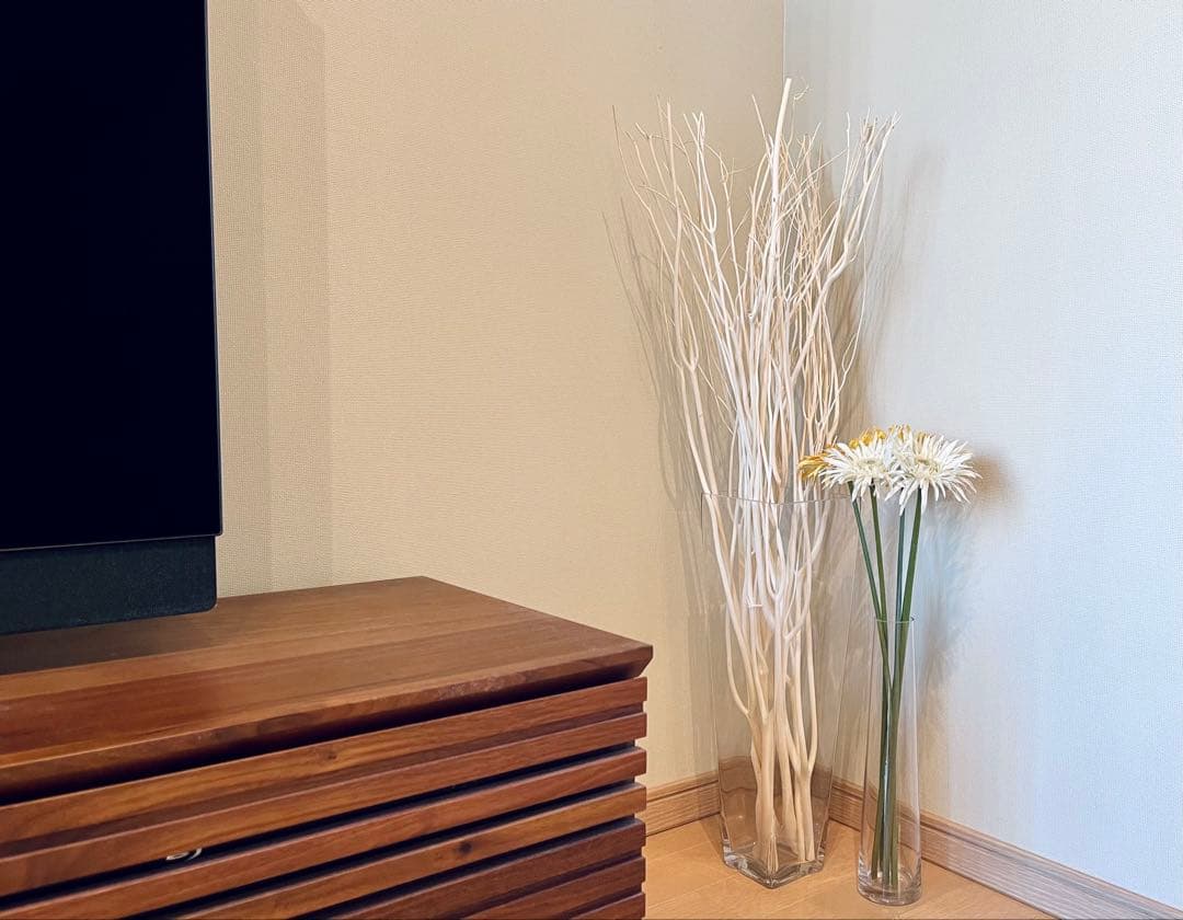 匿名送料無料 透明ガラスの花瓶２つと造花セット