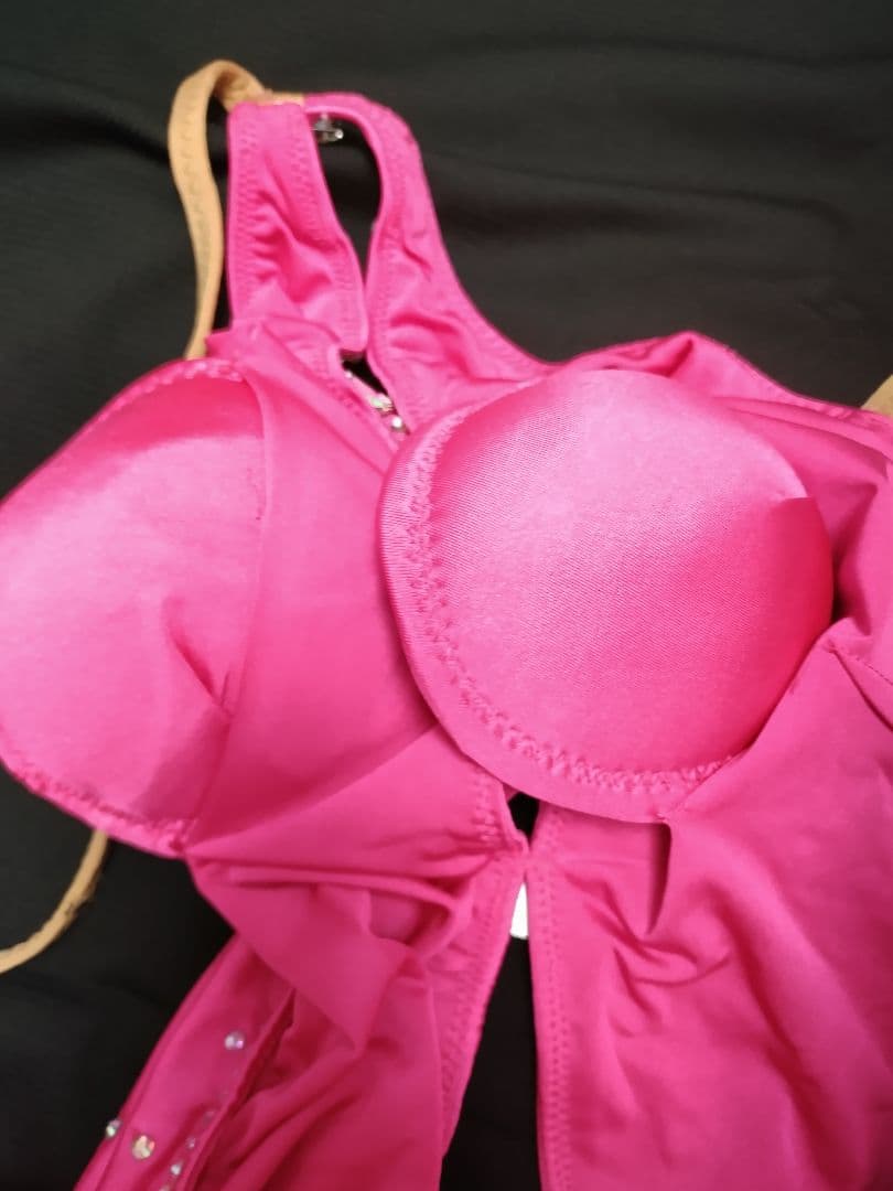 ピンクのラテンドレス 飾り付き 社交ダンス