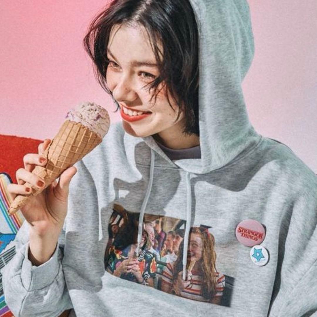 ニコアンド ストレンジャーシングス コラボ缶バッチ付きパーカー