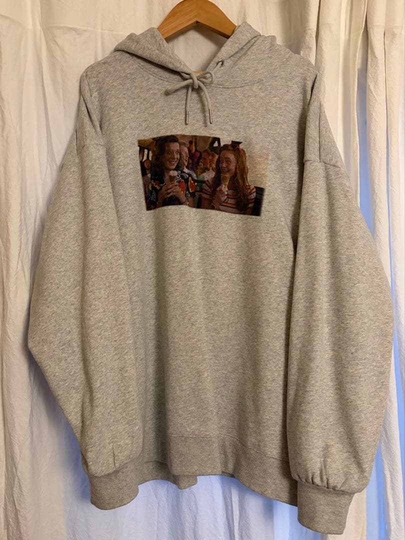 ニコアンド ストレンジャーシングス コラボ缶バッチ付きパーカー