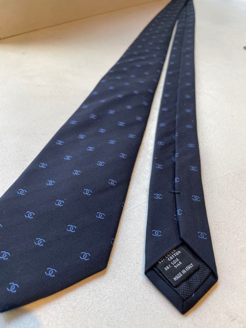 【極美品】CHANEL 現行モデル　ネクタイ ネイビー シャネルロゴパターン