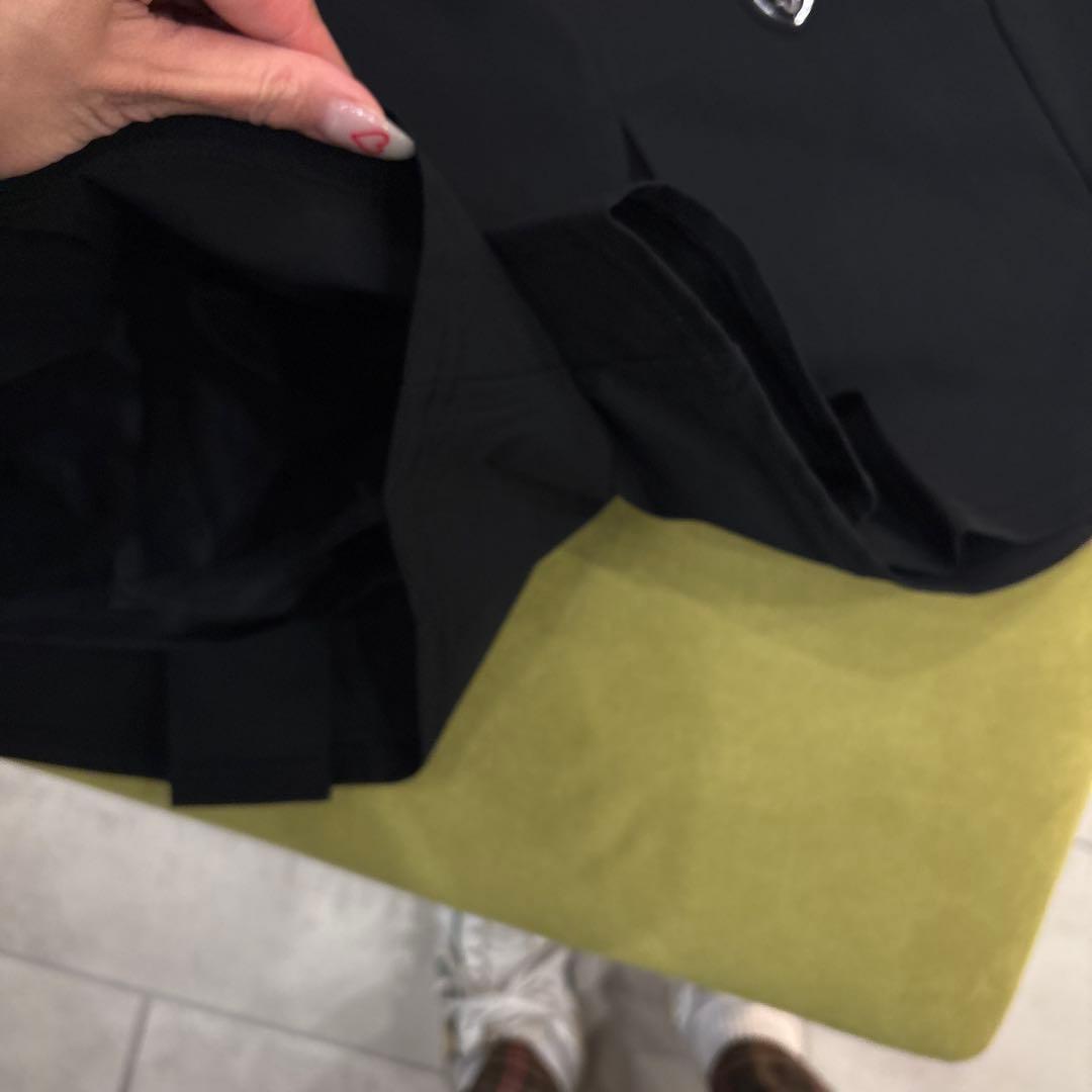 黒いプリーツスカート シルバーのロゴ