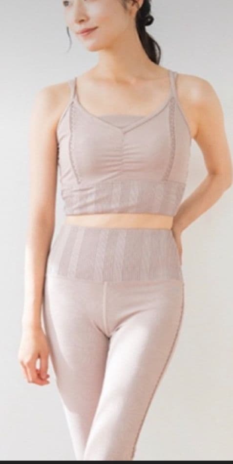 スカーラSUKALA　エンボスブラトップ・エンボスレギンス　上下セットアップ