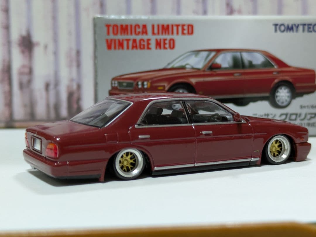 ★トミカリミテッド　日産Ｙ32セドリック改深リム、ローダウン