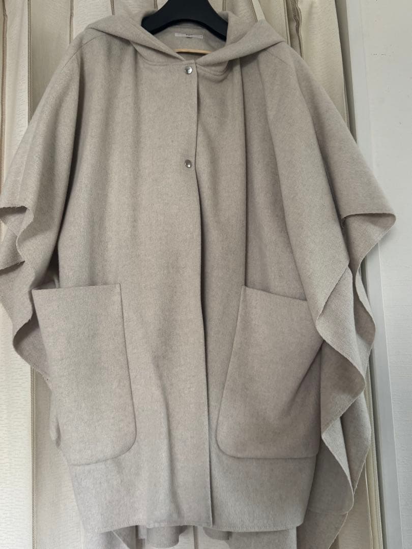 yori フード付きライトベージュポンチョ