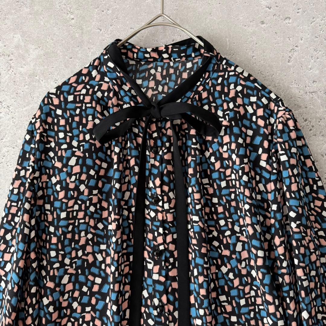 ANAYI イレギュラースクエアプリントタイ付きブラウス　23AW