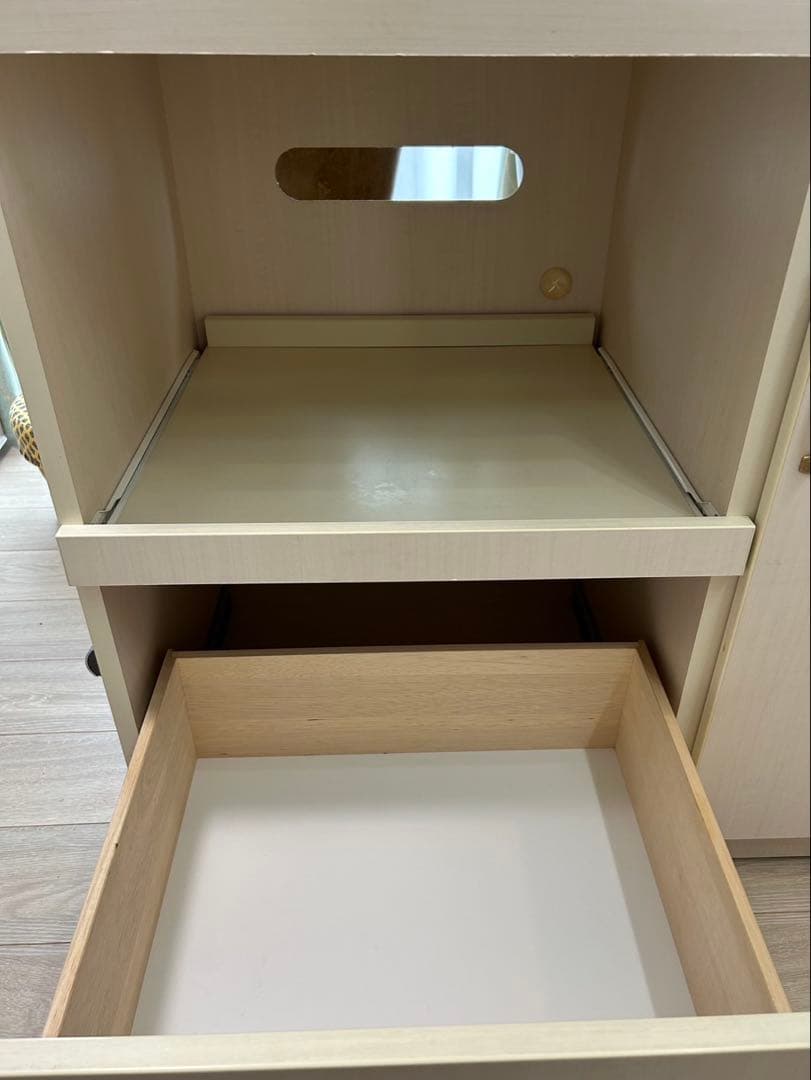 ビーカンパニー　ホワイト食器棚 ガラス扉付き