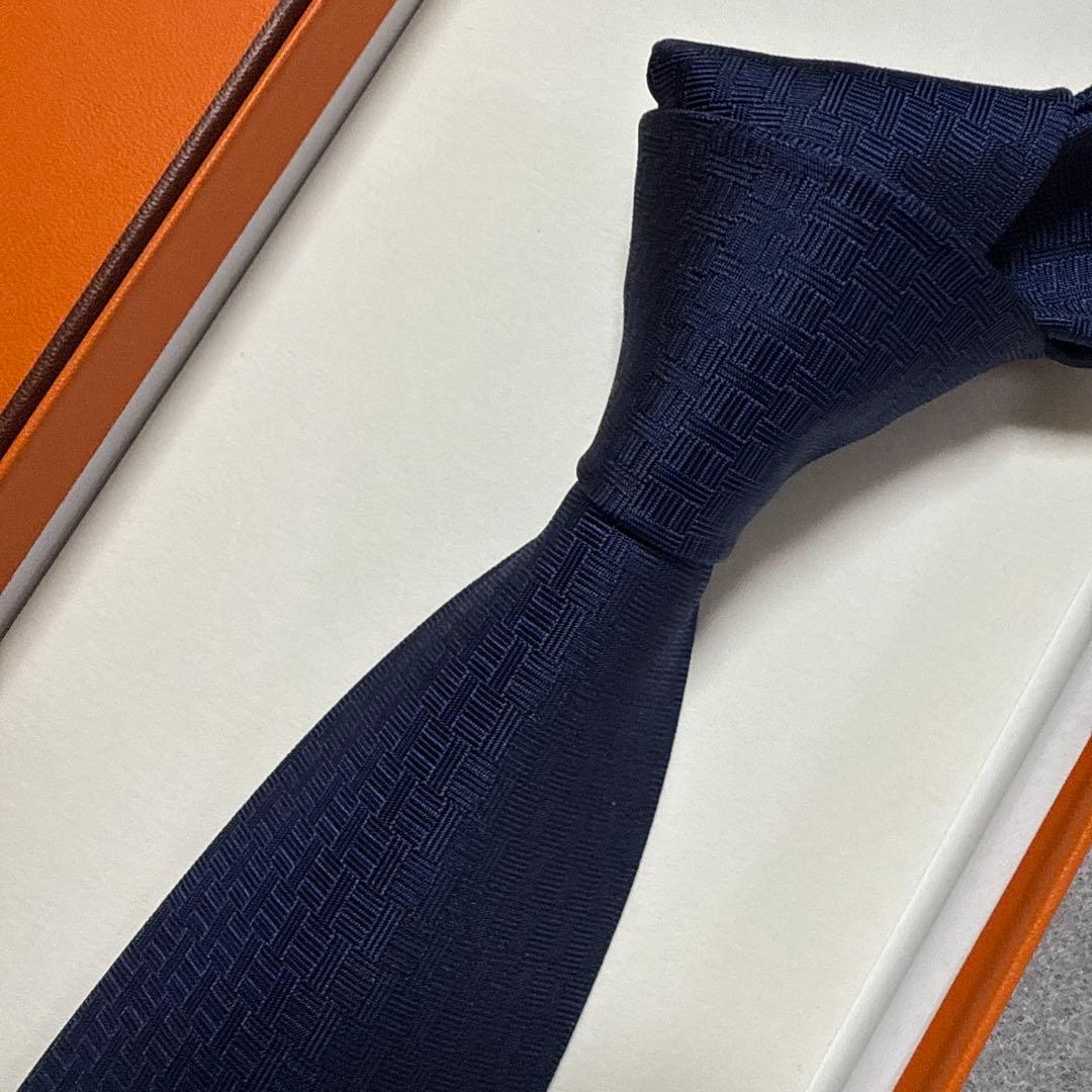 極美品　エルメス　ネクタイ　紺　H柄H織ファソネ　牛柄　シルクジャガード