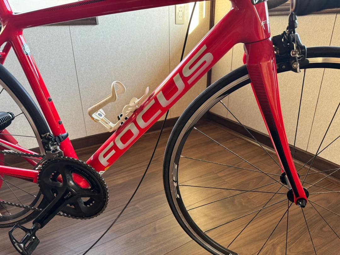 FOCUS レッド ロードバイク ボトルケージ付き