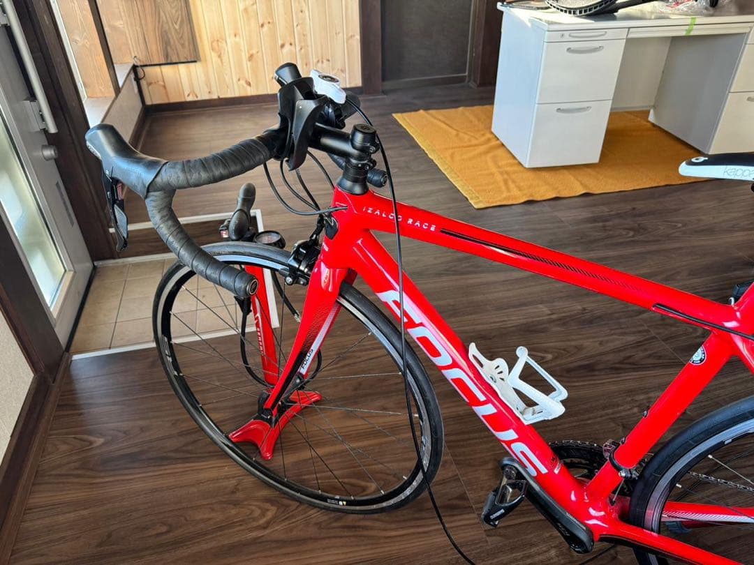 FOCUS レッド ロードバイク ボトルケージ付き