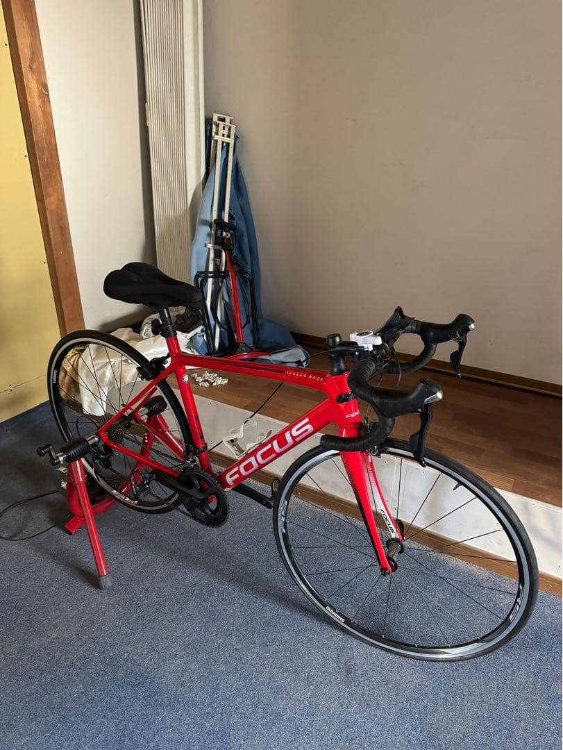 FOCUS レッド ロードバイク ボトルケージ付き