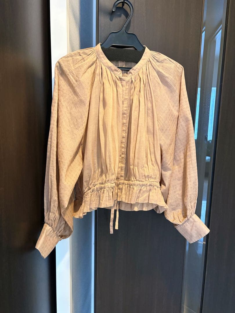 Tabrik タブリク　箔プリントギャザーブラウス