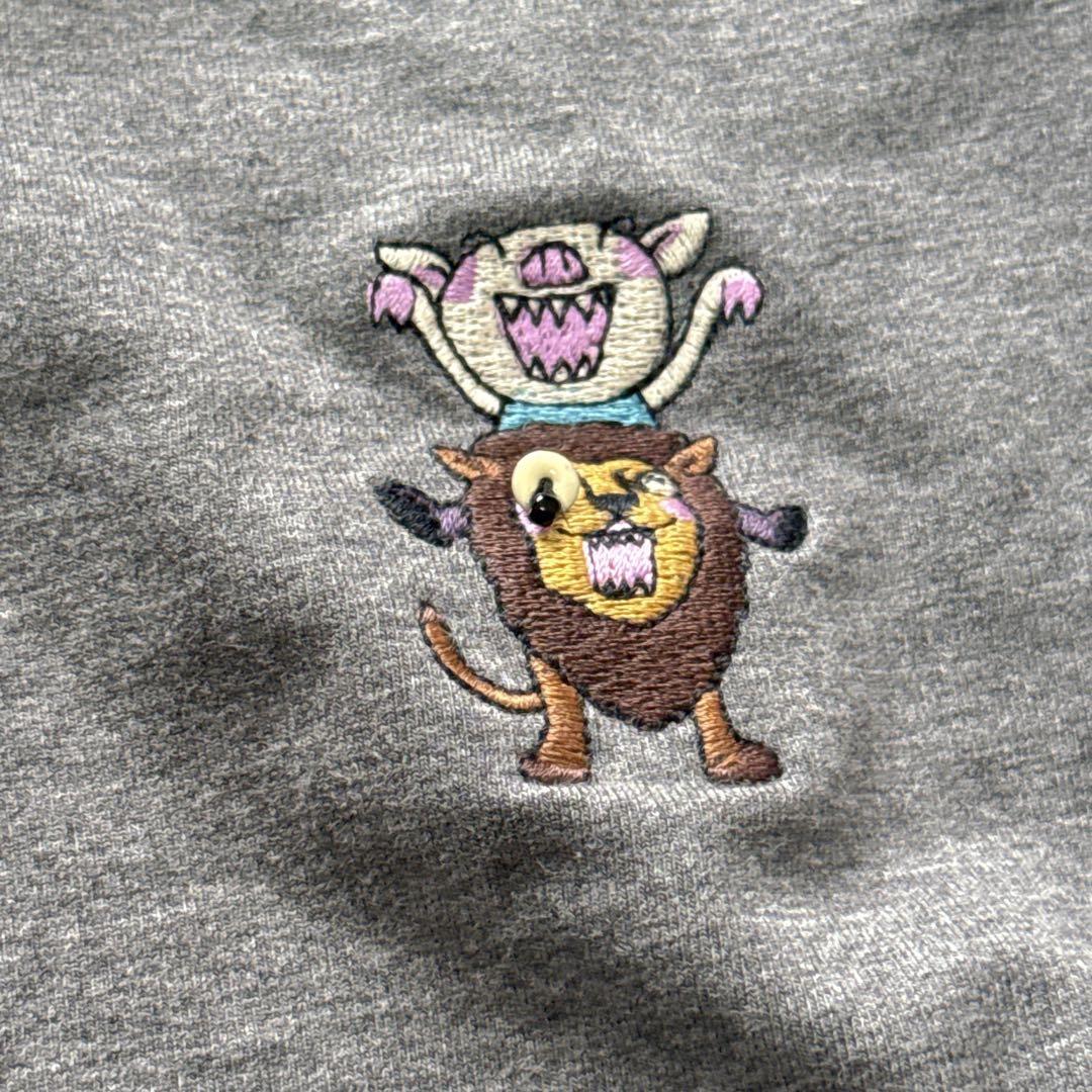 アルベロベロ　動物刺繍 グレー フルジップ ノースリーブベスト　ブタ　ロゴ