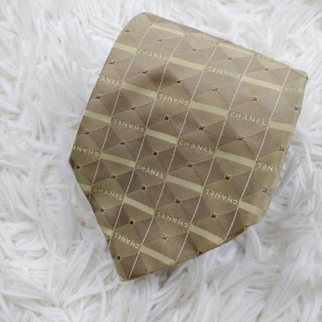 シャネル 高級シルクネクタイ 総柄（CHANELロゴ） ゴールドベージュ
