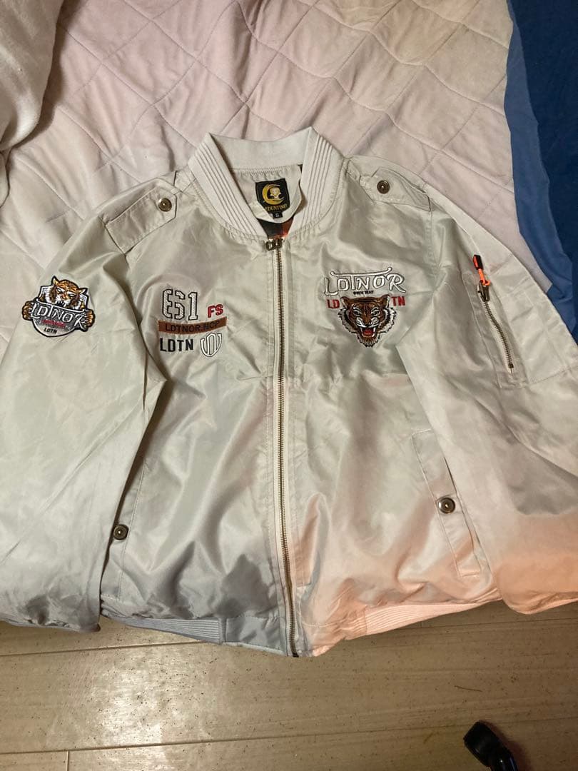 ホワイトM-1ジャケット 虎の刺繍