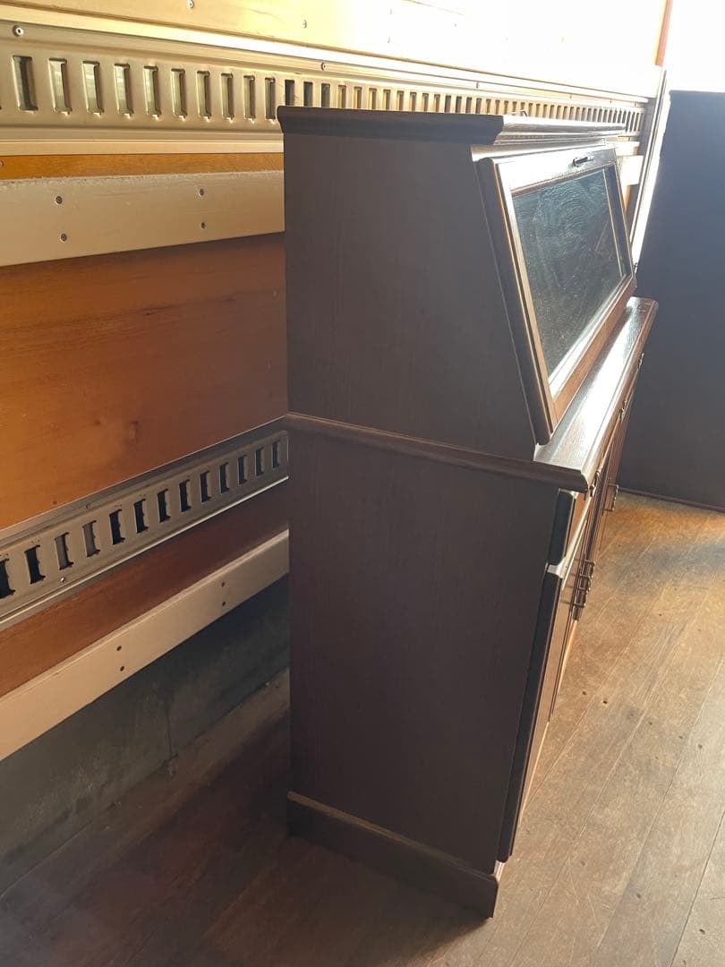 木製キャビネット ガラス扉付き