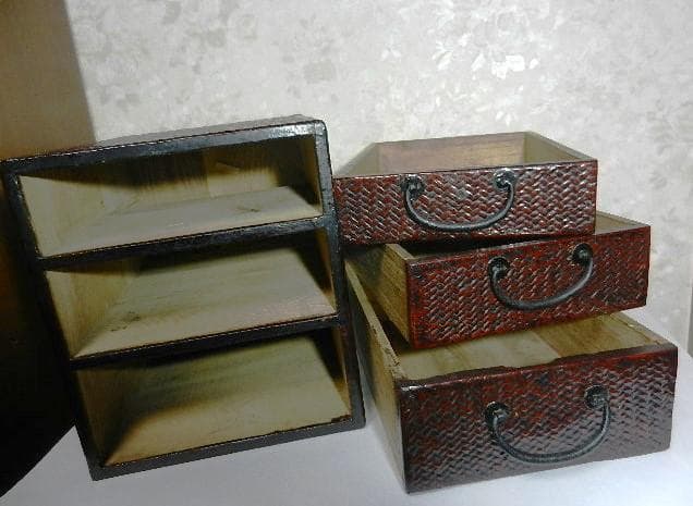 網代編み（あじろあみ）装飾に溜塗（ためぬり）仕上げされた時代物小引き出し