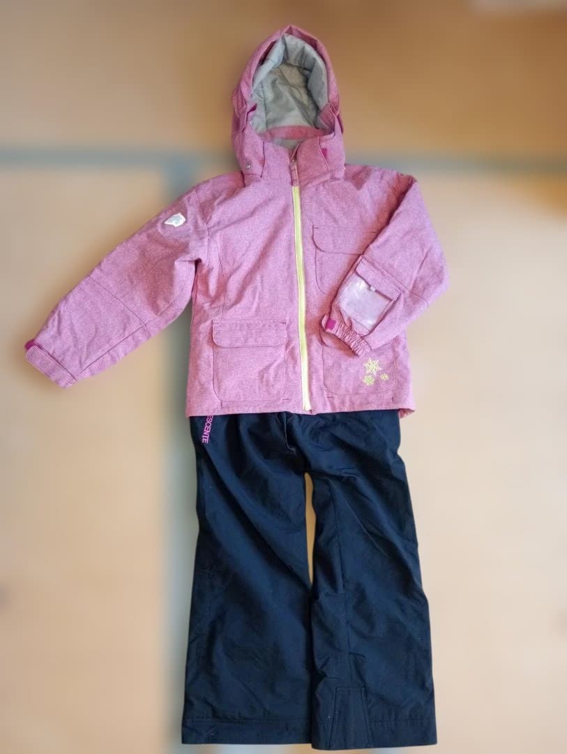 子供用スキーウェア　デサント ピンクジャケット 黒パンツ　インナーつき