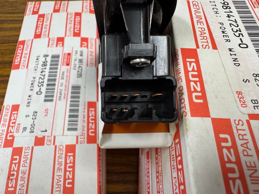 いすゞ　純正　パワーウィンドウ　スイッチ　運転席側 新品未使用　長期在庫